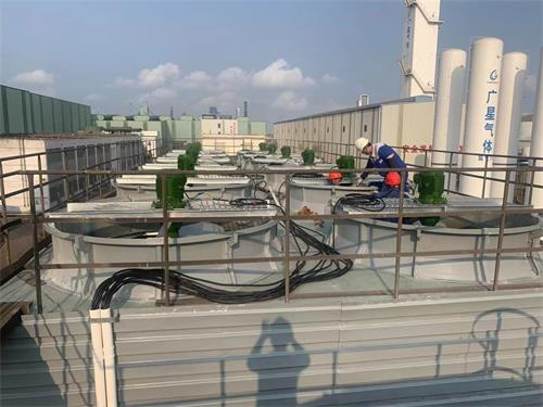 開式冷卻塔運(yùn)行中出現(xiàn)白霧的原因(開式冷卻塔一般能降溫多少度)